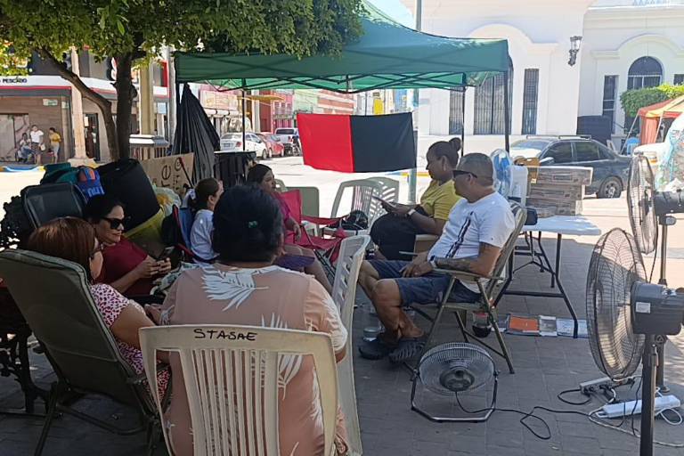 Sindicalizados arman su campamento afuera de Palacio de Escuinapa en espera del pago