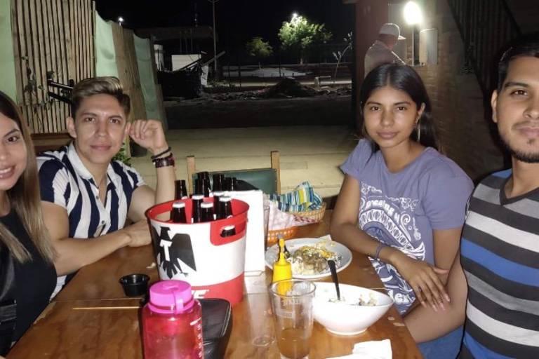 Viven grata velada con música de los 80 y comida regional