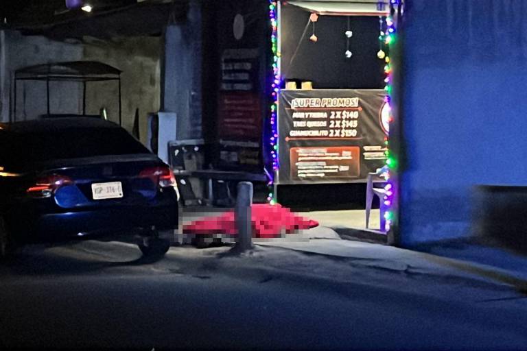 Asesinan a hombre afuera de un local de sushi en Alturas del Sur, en Culiacán