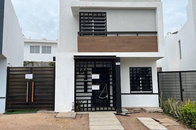 Autoridades federales sacan a una mujer y armas en fraccionamiento Montserrat, en Culiacán