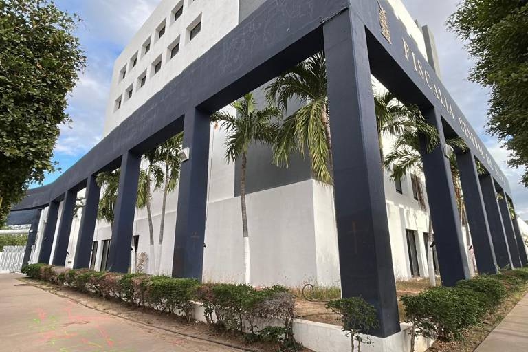 Apenas unas horas después de la protesta, la Fiscalía de Sinaloa borra las pintas que colectivas feministas dejaron en las instalaciones reclamando justicia para las mujeres.