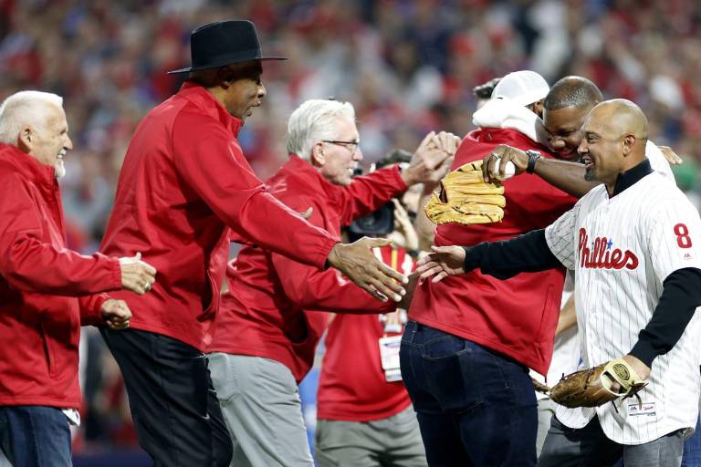 Mike Schmidt, ‘Dr. J’ y otros íconos de Filadelfia lanzaron las primeras bolas