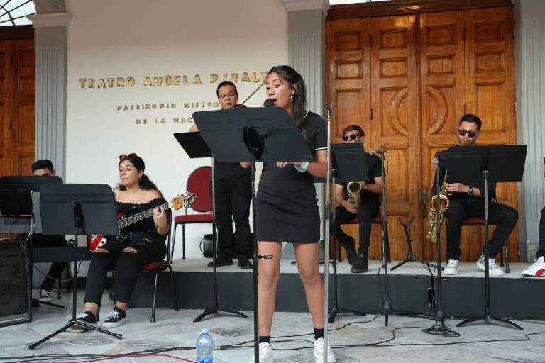 Sorprenden con tarde de jazz en el pórtico del Teatro Ángela Peralta