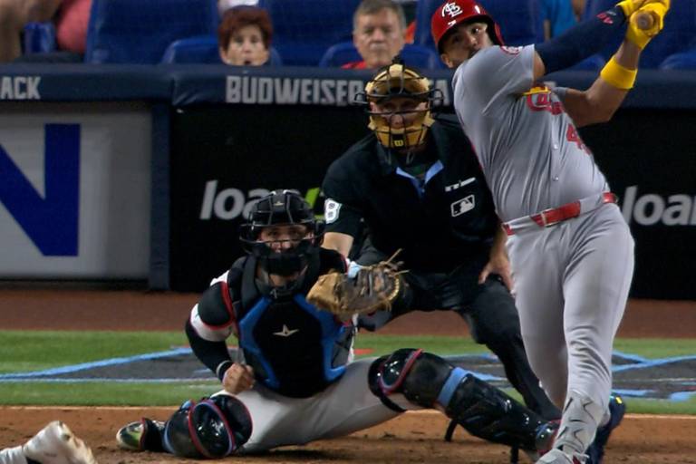 Cardenales inhabilita a Iván Herrera por rigidez en la parte inferior de la espalda