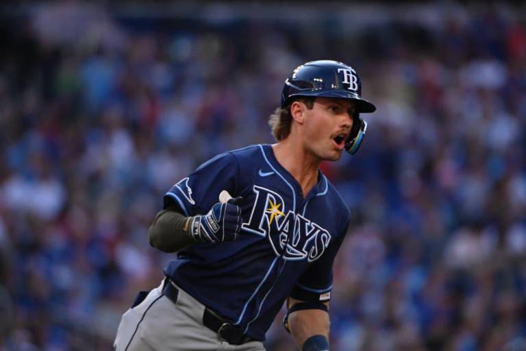 DeLuca pega jonrón decisivo en victoria de Rays sobre Azulejos