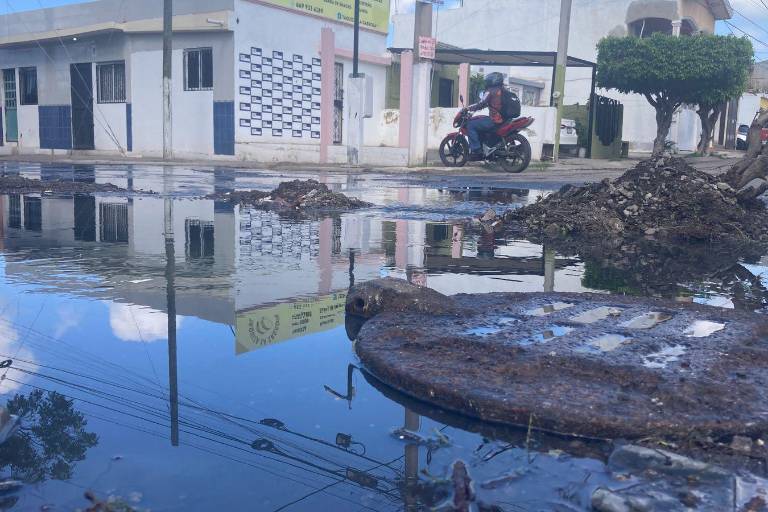 Mega fuga de aguas negras y fétidos olores corre por varias calles de Villa Verde y Bugambilias, en Mazatlán