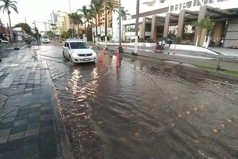 Otra vez, se forma laguna en zona de pasos peatonales elevados en la Camarón Sábalo, en Mazatlán