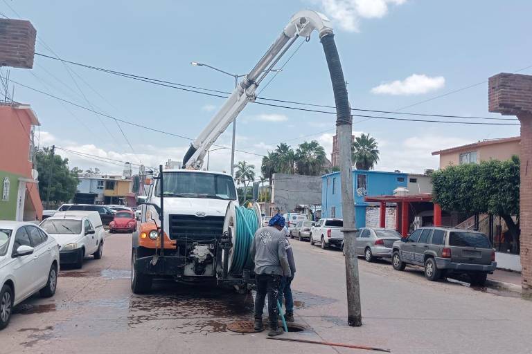 Realizan trabajadores de Obras Públicas limpieza de drenajes en Rosario