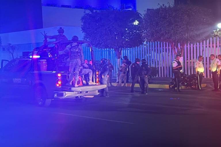 Arrolla motociclista a un policía estatal frente a edificio de Fiscalía, en Culiacán; ambos resultan heridos
