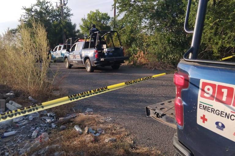 Hallan un cuerpo flotando en un canal de Adolfo Ruiz Cortines, en Guasave
