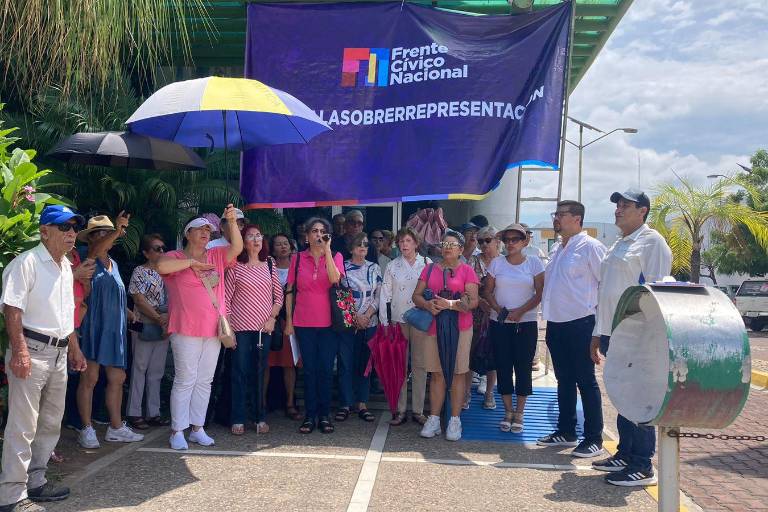 Se manifiesta Frente Cívico Nacional en contra de la sobrerrepresentación de Morena en el Congreso