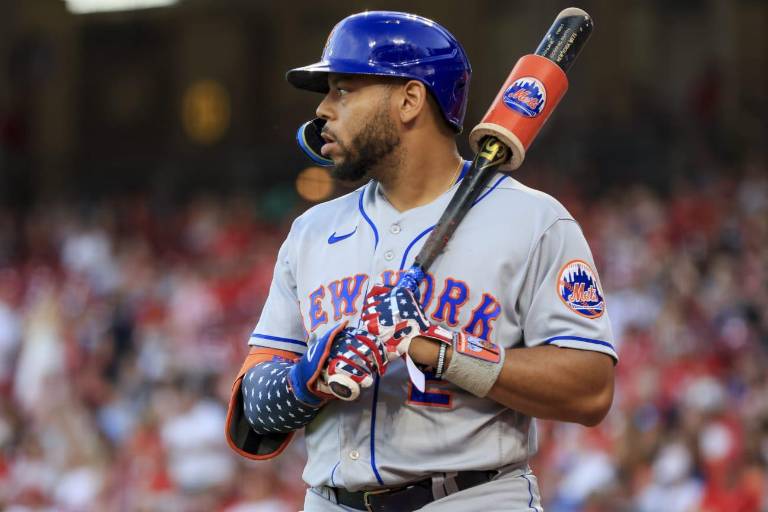 Nacionales pactan con Dominic Smith por un año