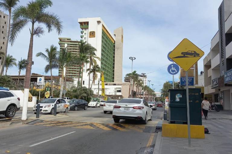 Antes y después de paso peatonal en Zona Dorada hay marcas de freno, la gente aún no se acostumbra