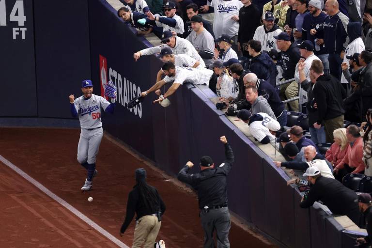 INSÓLITO: Fans le arrancan la bola a Mookie Betts y hay out por interferencia