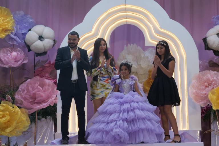 Coronan a Alexandra I como Reina Infantil de los Juegos Florales de la Feria en Rosario