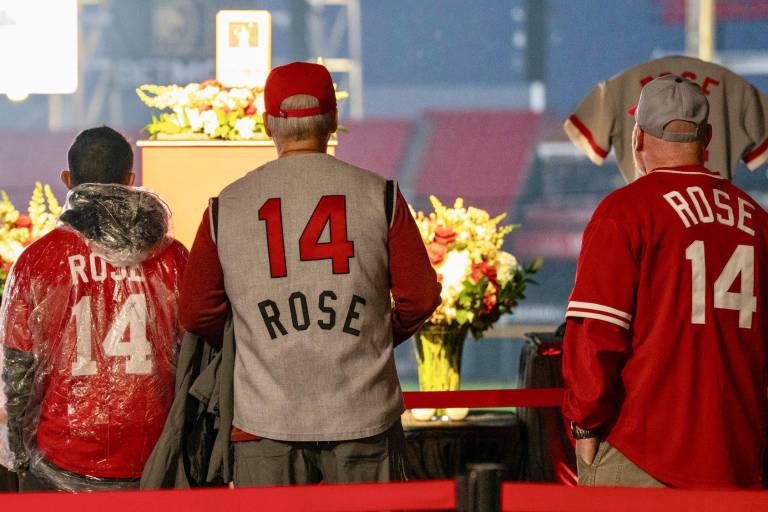 Miles de fanáticos rinden homenaje a Pete Rose en la casa de los Rojos de Cincinnati