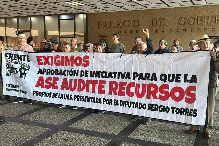 Manifestación de trabajadores de la UAS en Palacio de Gobierno ante la falta del pago de aguinaldo.