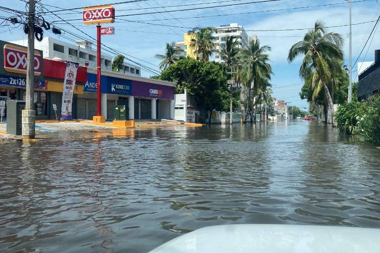 Permanece inundada la Cruz Lizárraga tras lluvia de este domingo en Mazatlán