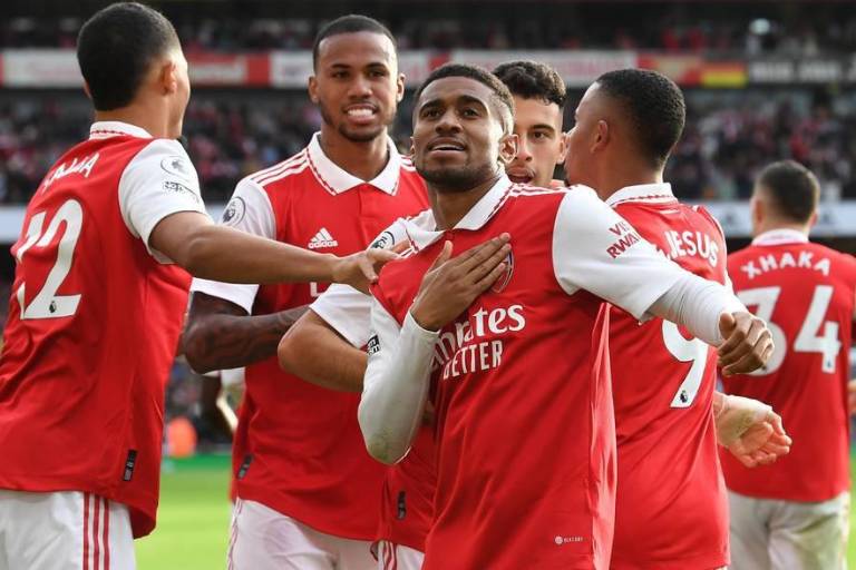 Arsenal recupera la cima de la Premier con goleada al Nottingham