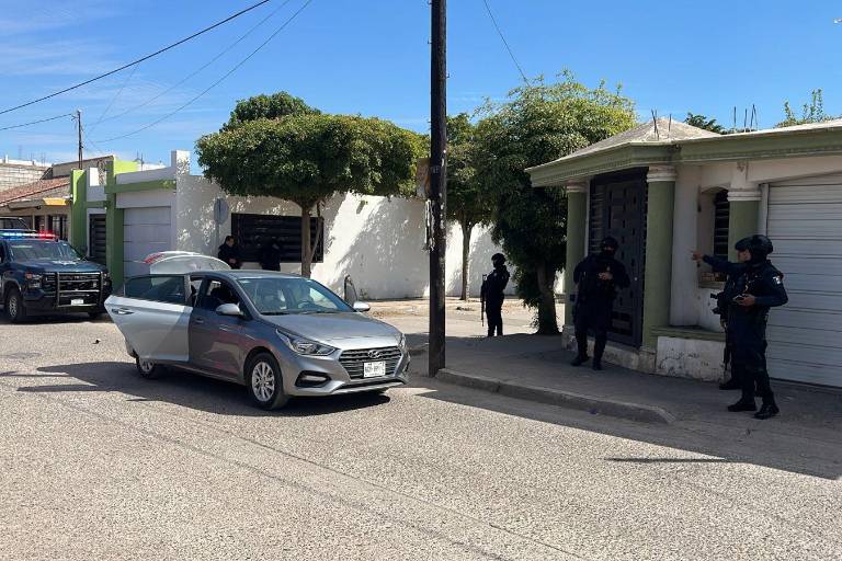 Balean dos vehículos tras una persecución en distintas colonias de Culiacán