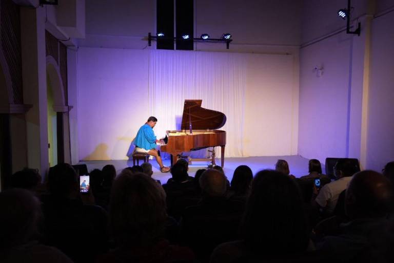 Romeyno Gutiérrez, pianista rarámuri ofrece concierto en Mazatlán