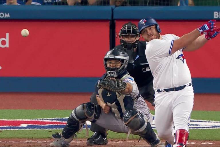 Azulejos repiten triunfo ante Astros detrás de hit clutch de Kirk