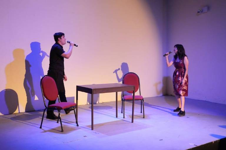 Alumnos de actuación se llevan aplausos tras brindar recital de canto