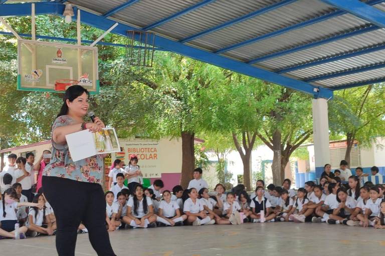 Llevan maratón de historias a niños de Guamúchil