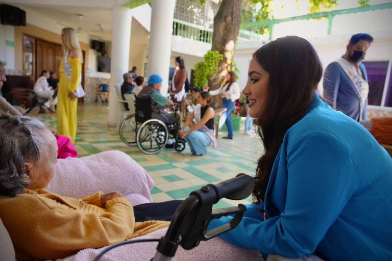 Aspirantes a las coronas del Carnaval de Mazatlán celebran el Día de Reyes en el Asilo de Ancianos