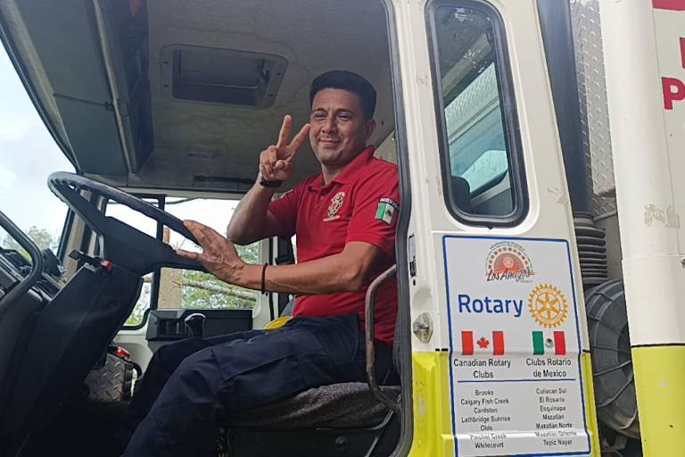 Panchoe Ayala combina su carrera como bombero y su labor altruista en Escuinapa