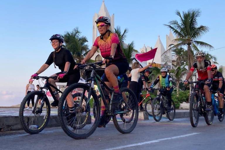 Ciclistas se suman a la Rodada con Amor en el Día Mundial de la Lucha contra el Cáncer de Mama