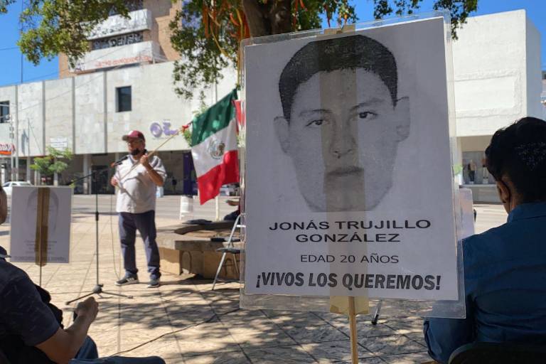 En Culiacán, recuerdan a los 43 normalistas de Ayotzinapa y exigen detener desapariciones
