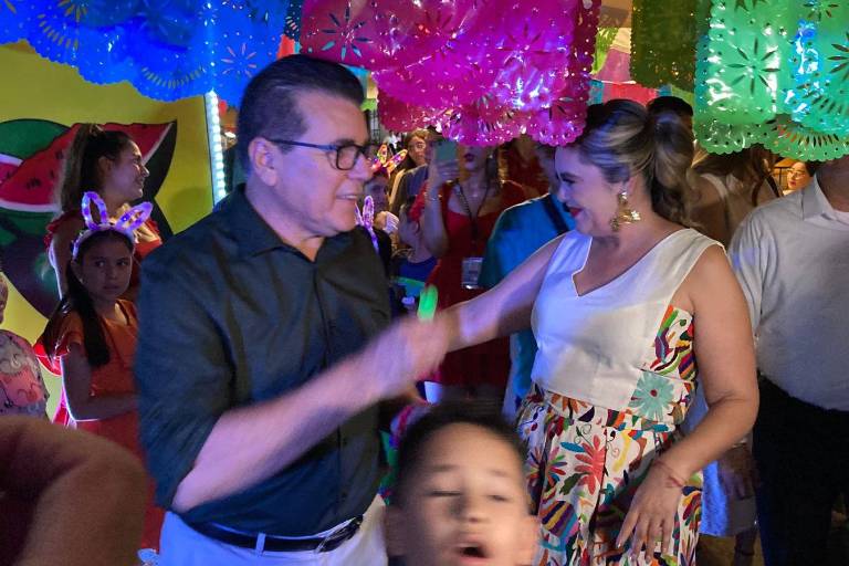 Recorre Alcalde de Mazatlán verbena popular del Día de la Independencia