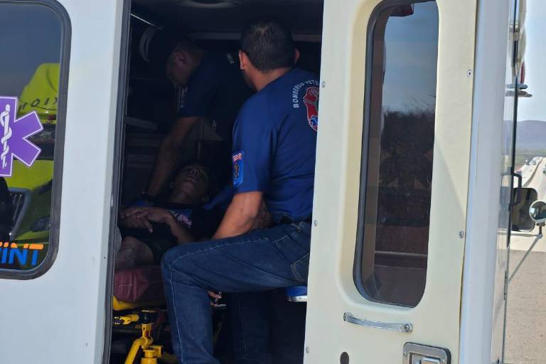 Atienden a cuatro jóvenes que no podían salir de un canal de riego donde se metieron a bañar, en Mazatlán