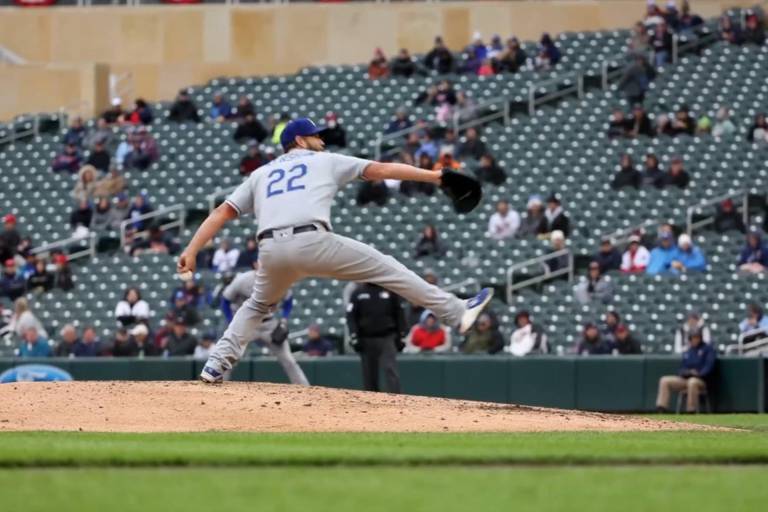 Clayton Kershaw sale tras lanzar 7 entradas perfectas