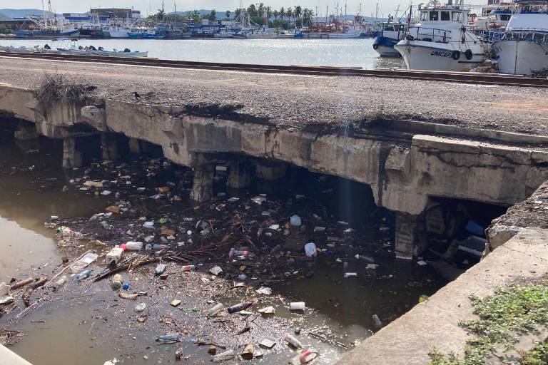 Ante la intensidad de lluvias, biobarda en el puente de la Juárez se rompe
