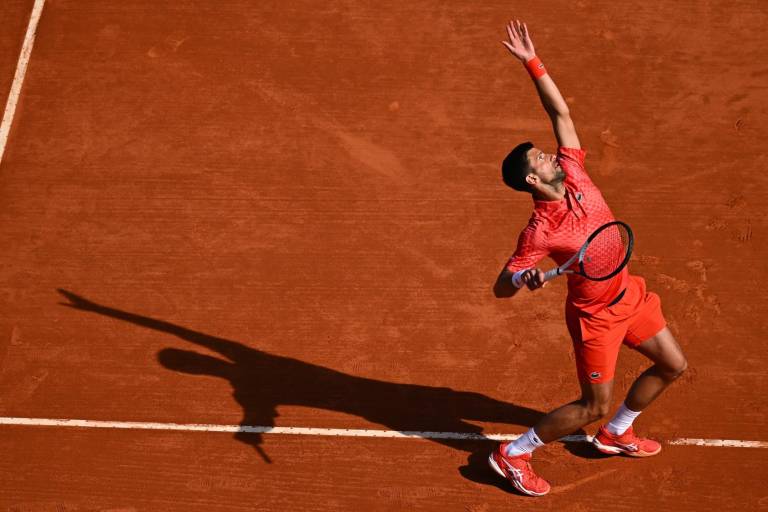 Novak Djokovic, de menos a más en su debut sobre tierra ante el ruso Ivan Gakhov