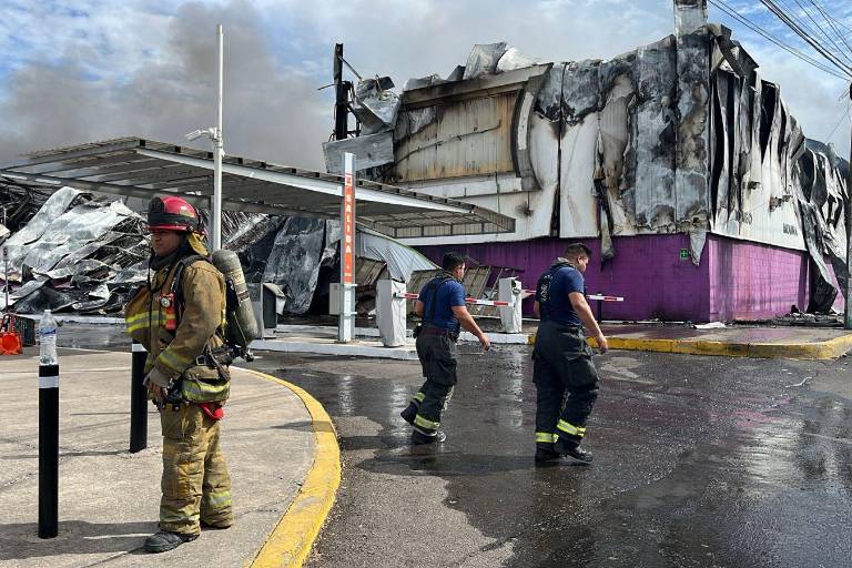 Por incendio en plaza comercial de Culiacán hay un joven con quemaduras profundas: Secretario de Salud