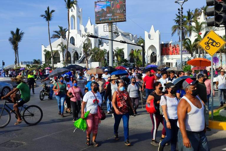Familias de desplazados marchan en Mazatlán; realizan bloqueo intermitente de la Camarón Sábalo