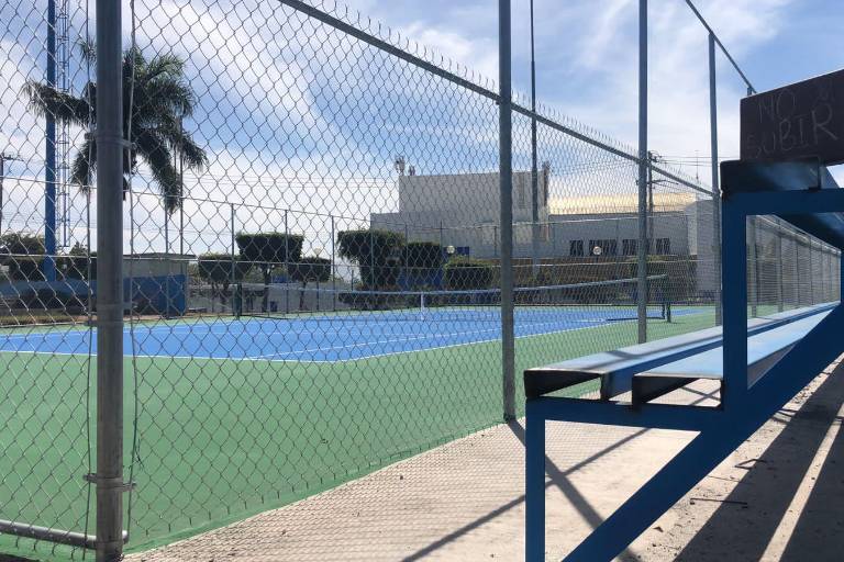 UAS concluye remodelación total de cancha de tenis, en Culiacán