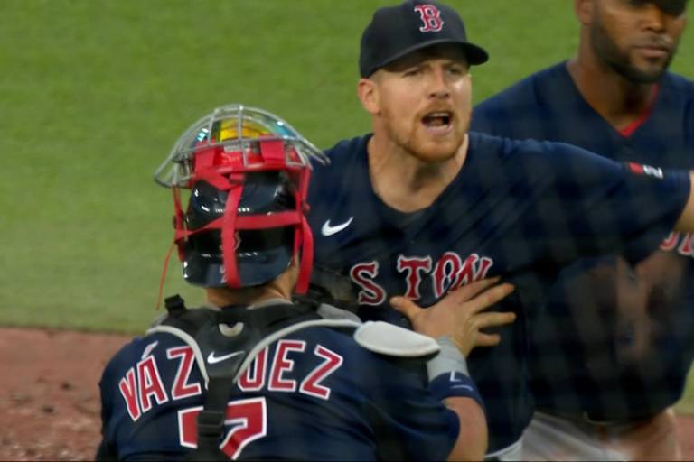 Bancas de Boston y Toronto se vacían tras bolazo a mexicano Kirk (VIDEO)