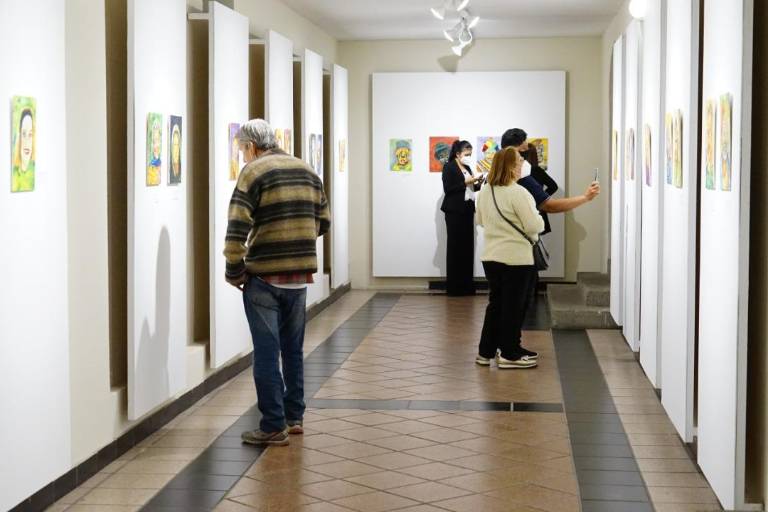 El maestro José Uriarte comparte sus retratos con el público mazatleco