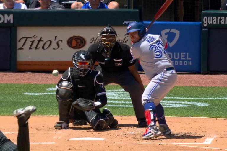 Alejandro Kirk se vuela de nuevo la barda en triunfo de los Azulejos