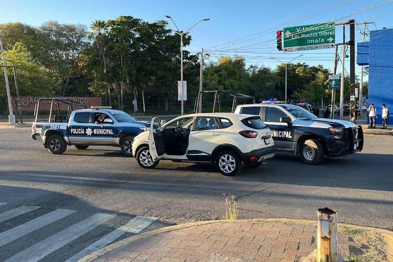 Localizan camioneta baleada y abandonada cerca de CU, en Culiacán