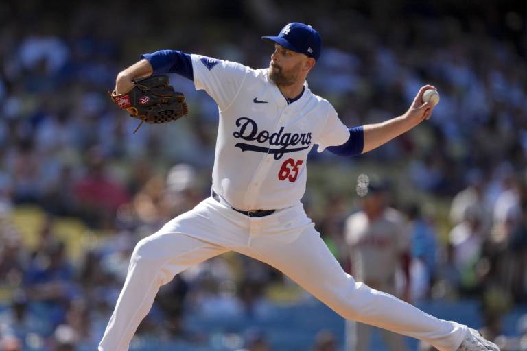 Dodgers designan para asignación al abridor James Paxton