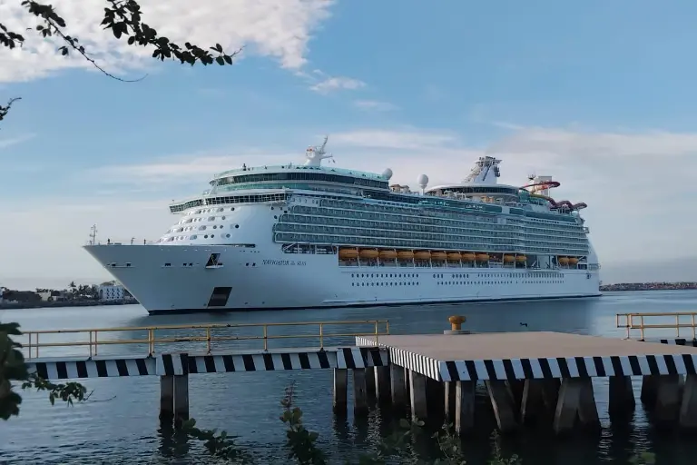 Este lunes Mazatlán recibió el crucero turístico Navigator of the Seas.