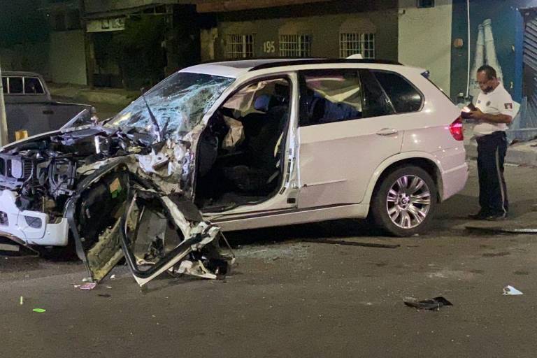 Camioneta de lujo choca unidad estacionada y termina estrellada contra expendio de cerveza en Culiacán