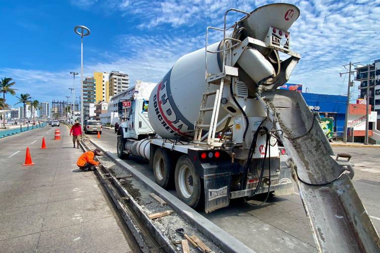 Cierra Ayuntamiento seis retornos en la Avenida del Mar; coloca jardineras