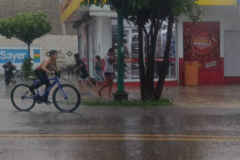 Tras día caluroso, se registra lluvia con apagones de energía eléctrica en Escuinapa