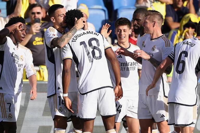 Real Madrid remonta y es líder; Barcelona es goleado en casa